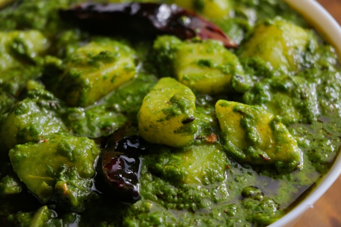 Spinach Curry With Potatoes | Dhaba Style Aloo Palak | Aloo Palak Sabzi