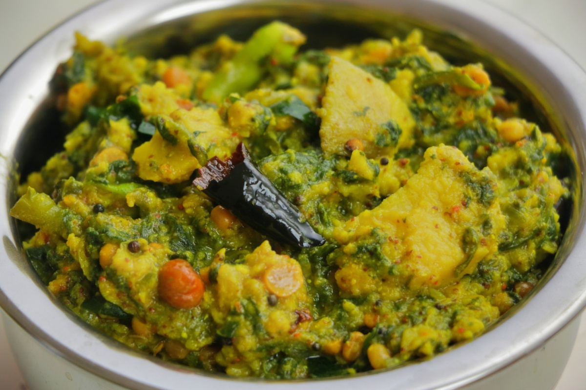 Yam with Spinach Kanda Bachli Simple Spinach Yam Curry Recipe