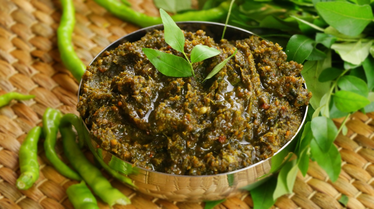 Andhra Curry Leaves Pickle | Karivepaku Nilva pacchadi | Vismai Food