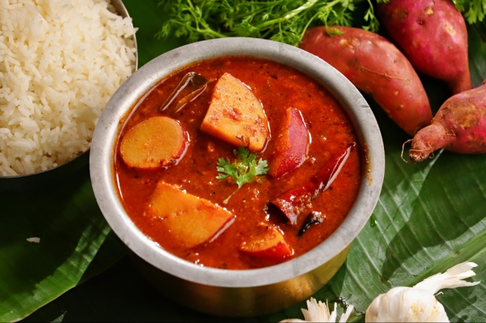 Sweet Potato Pulusu | Sakkaraivalli Kulambu | Spicy Chilakadadumpla pulusu