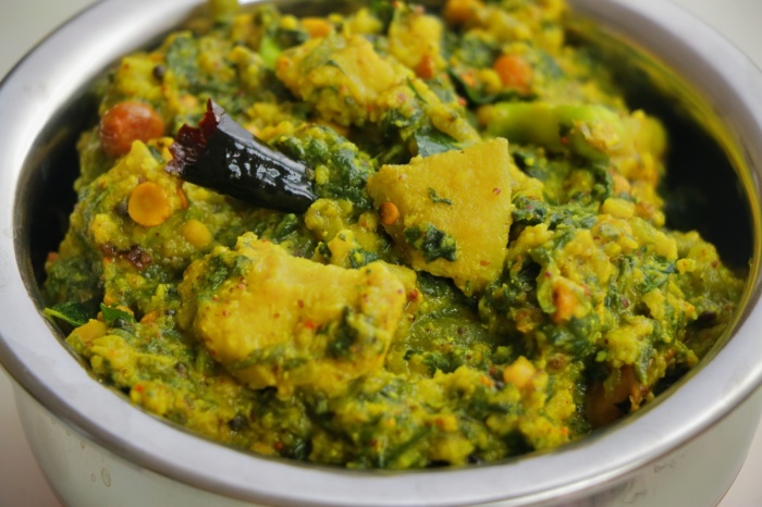 Yam with Spinach | Kanda Bachli | Simple Spinach Yam Curry Recipe
